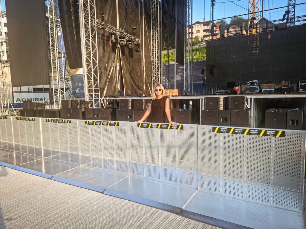 Mobilna zaštitna barijera (crowd control barrier)